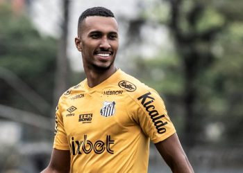 Na mira do Vasco, Lucas Braga passa por problema no púbis