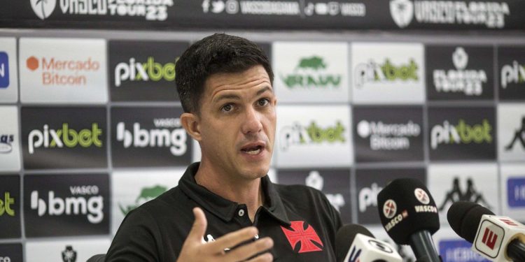 Técnico do Vasco, Barbieri veta jogador e atleta fecha com Fluminense