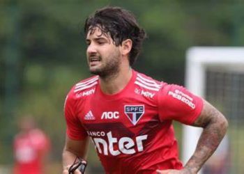 Torcedores pedem Alexandre Pato no Vasco