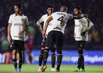 Vasco anuncia saída de zagueiro