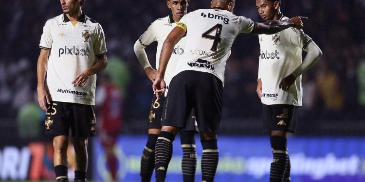 Vasco anuncia saída de zagueiro