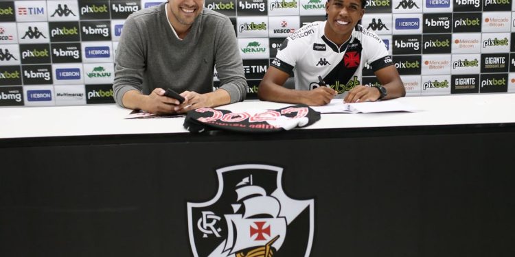 Vasco já trabalha internamente e planeja nome de peso para repor saída de Andrey Santos