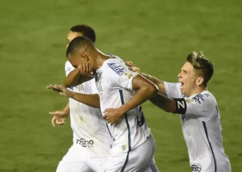 Vasco negocia com atacante do Santos