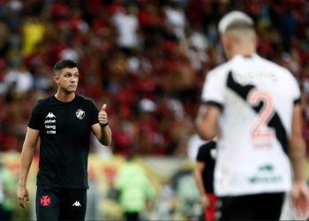 Vasco tem dois jogadores pendurados para a partida contra o Bangu