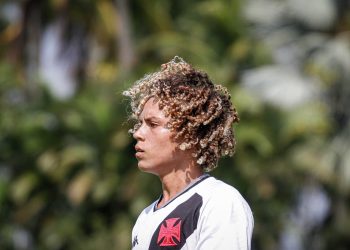 Garotos da base treinam com o elenco profissional no CT Moacyr Barbosa; veja nomes