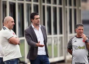 Vasco envia “espião” para assistir Flamengo x Fluminense