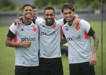 Tropa do Alex Teixeira: Atacante vira referência no Vasco