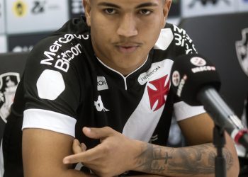 Apresentado no Vasco, Mateus Carvalho se inspira em Andrey e afirma: “Sou primeiro volante”