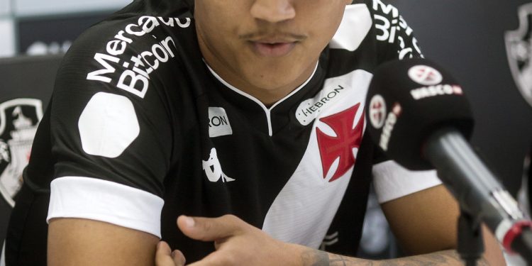 Apresentado no Vasco, Mateus Carvalho se inspira em Andrey e afirma: “Sou primeiro volante”