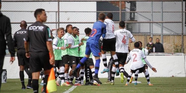 Atlético-MG contrata volante do Vasco