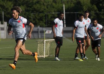 Atacante volta a treinar com o Vasco após destaque na Seleção, e Barbieri ganha opção contra o Bahia