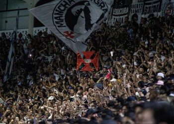 Torcedores criticam jogador titular do Vasco: "Horrível"