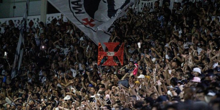 Torcedores criticam jogador titular do Vasco: "Horrível"