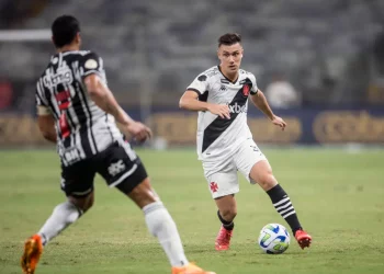 Em 13 jogos pelo Vasco, Lucas Piton bate números de toda temporada no Corinthians