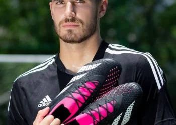 Em festa com Juliette e Jade Picon, Pedro Raul, do Vasco, troca beijos com Yasmin Brunet