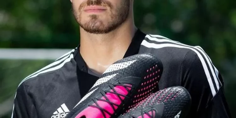 Em festa com Juliette e Jade Picon, Pedro Raul, do Vasco, troca beijos com Yasmin Brunet