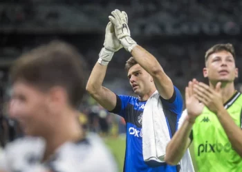 Liderança no vestiário e defesas difíceis fazem Léo Jardim começar o Brasileirão em alta