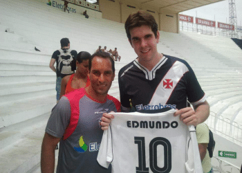 Amor e idolatria: confira entrevista com torcedor do Vasco que tem todas as camisas do ídolo Edmundo, que hoje completa 52 anos