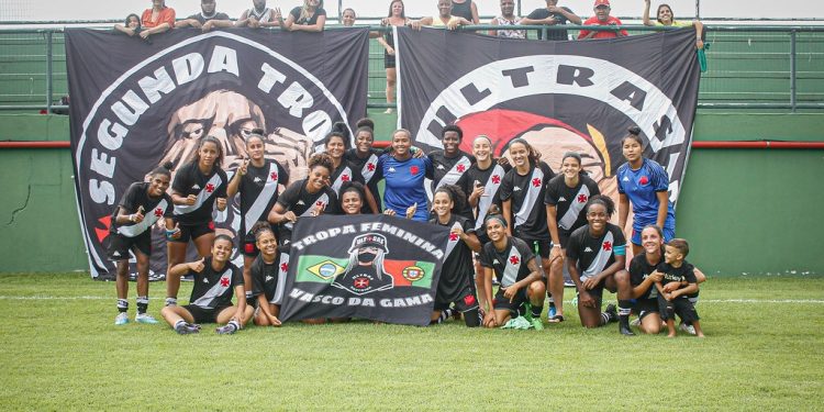 Torcedores se unem e pedem jogo do Vasco Feminino em São Januário