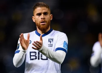 Vasco observa Cuéllar e pode fazer nova investida .