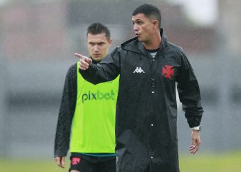 Vasco ganha reforços e dúvida contra o Internacional