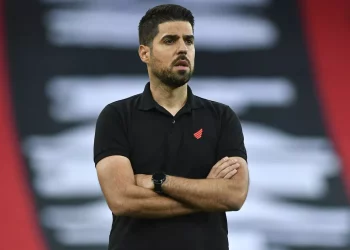 Técnico cogitado no Vasco antes de Barbieri dura uma rodada e é demitido