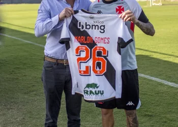 Josh Wander entrega camisa 26 e Vasco renova contrato de Marlon Gomes