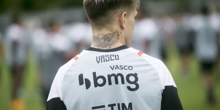 Fotos: Vasco apresenta novo uniforme de treino