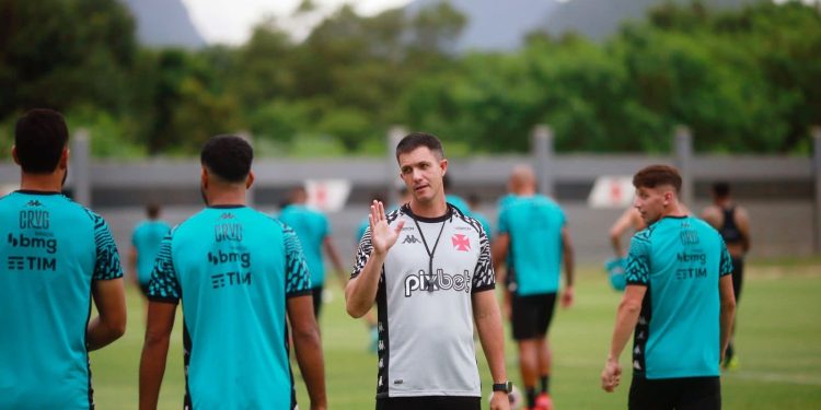 Vasco contrata zagueiro ex-América-MG