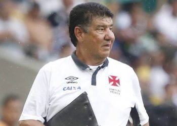 Joel Santana elogia momento do Vasco, mas critica "retranca" de Barbieri