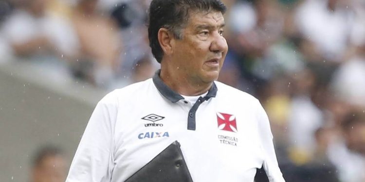 Joel Santana elogia momento do Vasco, mas critica "retranca" de Barbieri