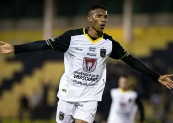 Atacante do Fluminense, Lelê pede desculpas ao Vasco e afirma: "Não conversei com ninguém"