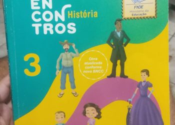 Livro escolar divulga fake news envolvendo o Flamengo e revolta torcida do Vasco; confira