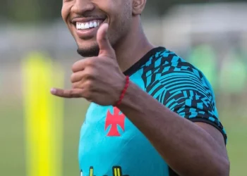 Gkay do Vasco? Miranda surpreende e vira alvo de piadas