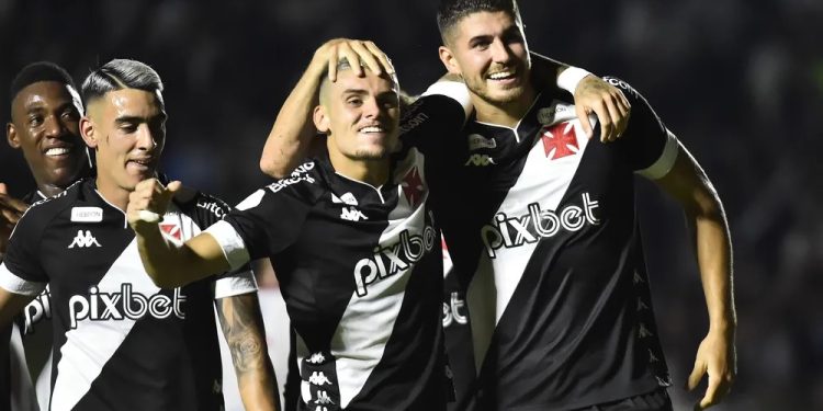 Jogadores canhotos se destacam no Vasco