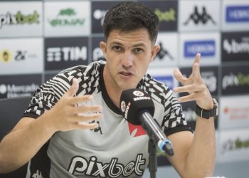 Barbieri defende atuação do Vasco contra o Fluminense: “Entramos para competir”