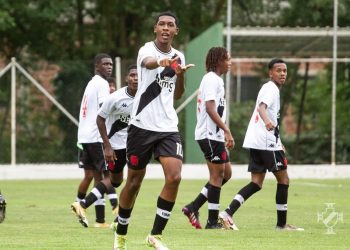 Atacante avaliado em R$ 400 milhões ganha espaço no Vasco