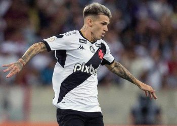 Atacante do Vasco mostra suas credencias e torcida se anima