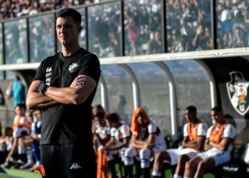 Barbieri critica ambiente hostil em São Januário