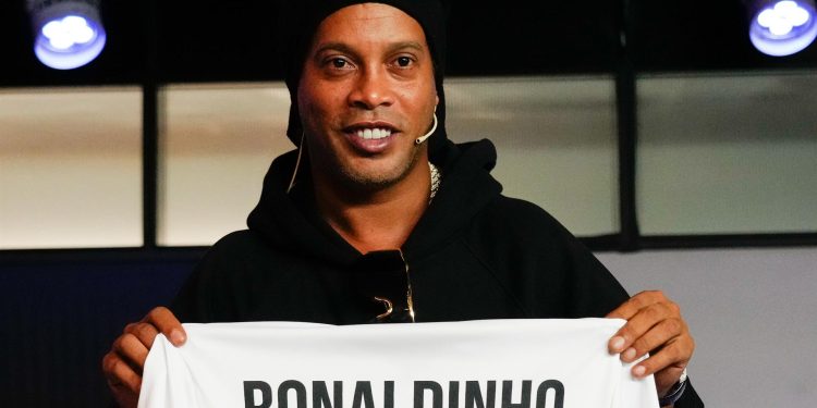 Empresa de Ronaldinho entra com força para patrocinar o Vasco