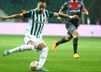 Imprensa turca afirma que Botafogo deu chapéu no Vasco por Serginho