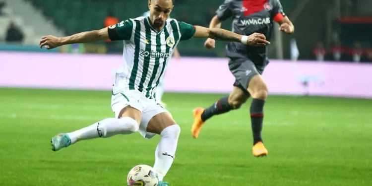 Imprensa turca afirma que Botafogo deu chapéu no Vasco por Serginho