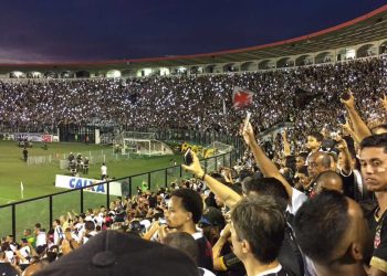 Mesmo com o quinto ingresso mais caro do Brasileirão, cambistas permanecem em jogos do Vasco