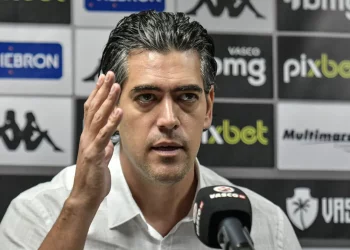 Sem dinheiro, Vasco busca alternativas para contratar