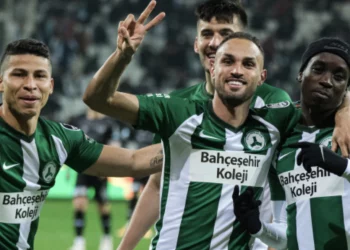 Torcida do Vasco faz confusão com atacante e agita a web