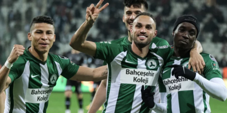 Torcida do Vasco faz confusão com atacante e agita a web