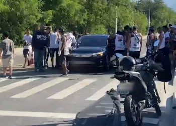 Cano e Diniz, do Fluminense, são abordados em protesto de torcedores do Vasco