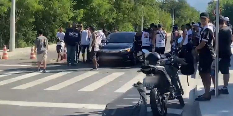 Cano e Diniz, do Fluminense, são abordados em protesto de torcedores do Vasco