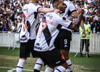 Sem camisa 10, trio ofensivo do Vasco é responsável por servir no Brasileirão