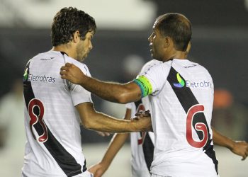 Treinador abre o jogo e explica "treta" entre Juninho Pernambucano e Felipe no Vasco